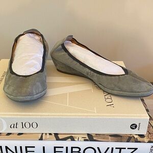 Gentle Souls by Kenneth Cold ballet wedge - Sz 9.5